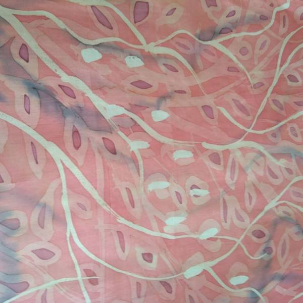 Batika tehnikas okstega salli fragment.